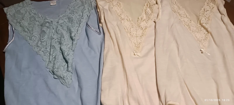 Tre body in maglina Luca Elegante, taglia 5, uno celeste e due panna, non usati. 600g.
