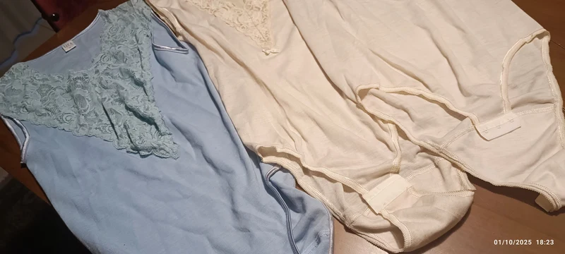 Tre body in maglina Luca Elegante, taglia 5, uno celeste e due panna, non usati. 600g.