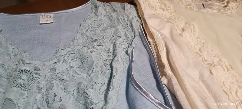 Tre body in maglina Luca Elegante, taglia 5, uno celeste e due panna, non usati. 600g.