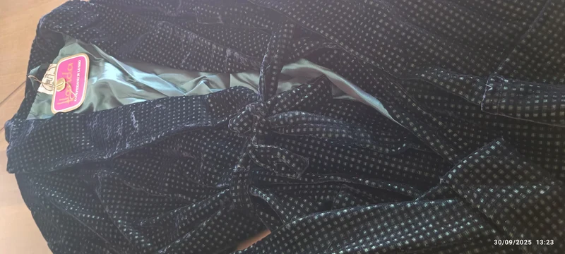 Elegante e originale giacca da camera vintage in velluto fantasia sul verdone e nero. Taglia 52. 800g.
