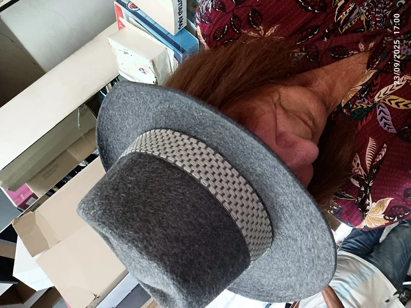 Cappello vintage a falda, grigio, taglia 56. 200 g.