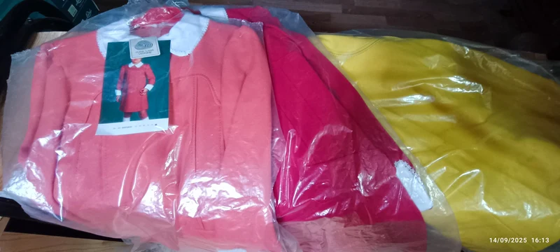 Vintage. Tre abiti anni cinquanta - sessanta, misura 80, pura lana, rosso, giallo e albicocca. 1 kg.