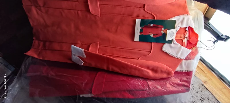 Vintage. Tre abiti anni cinquanta - sessanta, misura 80, pura lana, rosso, giallo e albicocca. 1 kg.