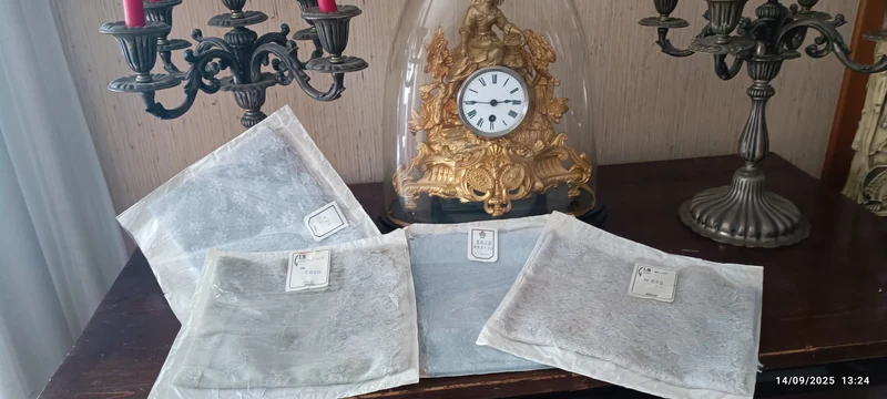 Vintage. Quattro stole di pizzo e tulle, cm 50 x cm 150. Grigio, polvere, cipria. 200 g.