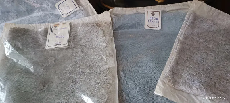 Vintage. Quattro stole di pizzo e tulle, cm 50 x cm 150. Grigio, polvere, cipria. 200 g.