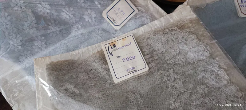 Vintage. Quattro stole di pizzo e tulle, cm 50 x cm 150. Grigio, polvere, cipria. 200 g.