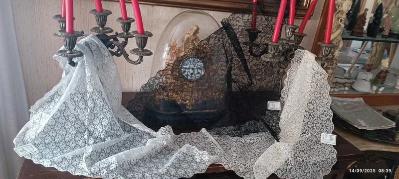 Vintage. Tre triangoli di pizzo (nero, polvere e cipria) utili come foulard.180g.