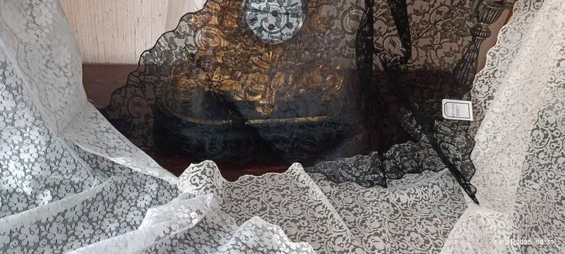 Vintage. Tre triangoli di pizzo (nero, polvere e cipria) utili come foulard.180g.