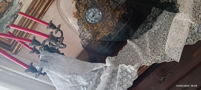 Vintage. Tre triangoli di pizzo (nero, polvere e cipria) utili come foulard.180g.