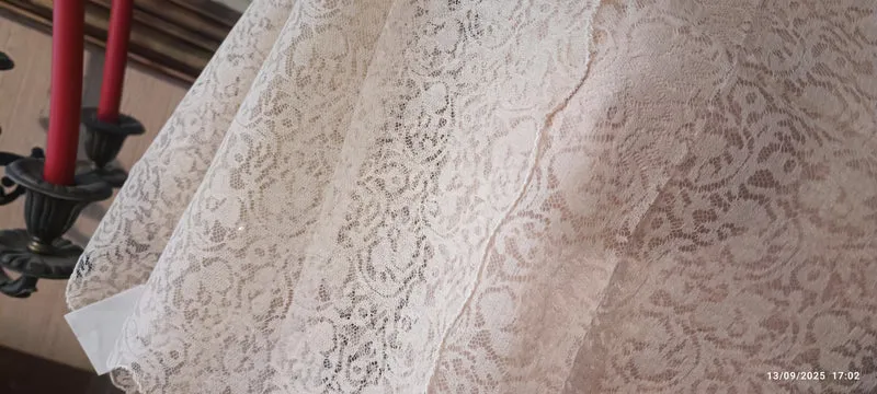 Vintage. Stola in delicata trama in pizzo beige - cipria, cm 50 x cm 150. 200 g.