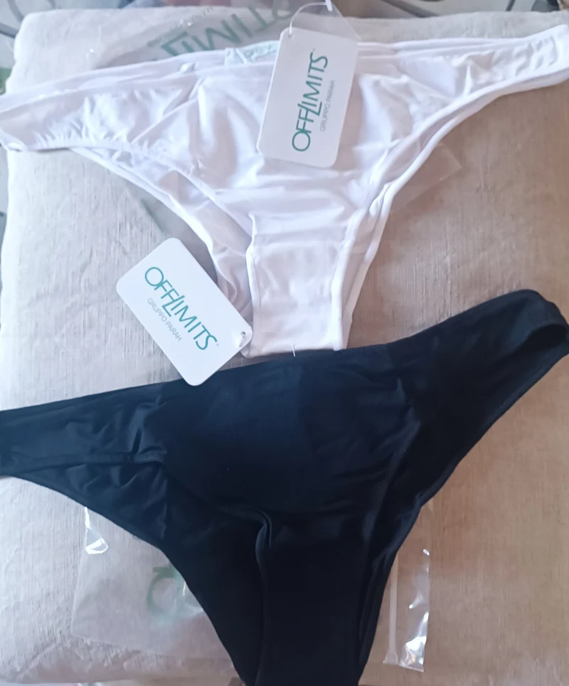 Mini stock di di intimo donna Off-limits Parah taglia 4 composto da 4 slip( due neri e due bianchi) e un perizoma nudo. 200g.