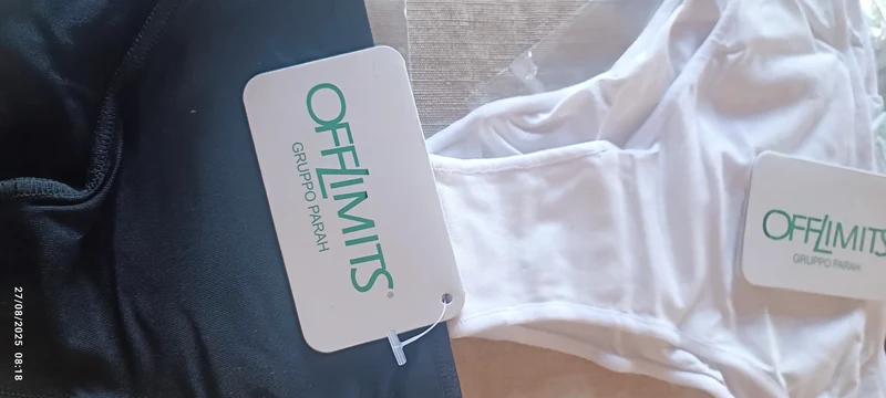 Mini stock di di intimo donna Off-limits Parah taglia 4 composto da 4 slip( due neri e due bianchi) e un perizoma nudo. 200g.