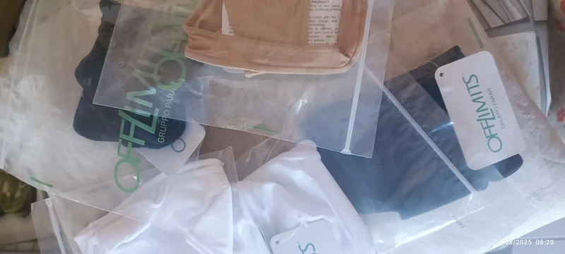 Mini stock di di intimo donna Off-limits Parah taglia 4 composto da 4 slip( due neri e due bianchi) e un perizoma nudo. 200g.