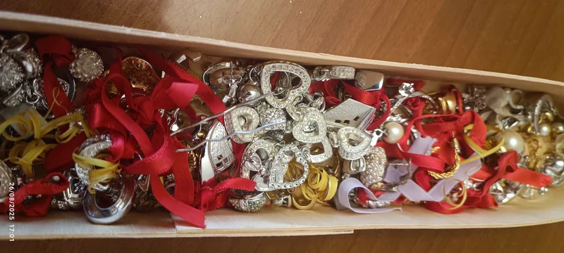 Stock di bijoux di rodio(anallergico)composto da orecchini spaiati e non, ciondoli, anelli e monili vari anche da assemblare. Tanto materiale per la creatività in scatola vintage. 500 g.