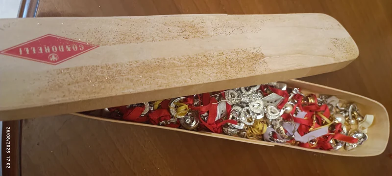 Stock di bijoux di rodio(anallergico)composto da orecchini spaiati e non, ciondoli, anelli e monili vari anche da assemblare. Tanto materiale per la creatività in scatola vintage. 500 g.