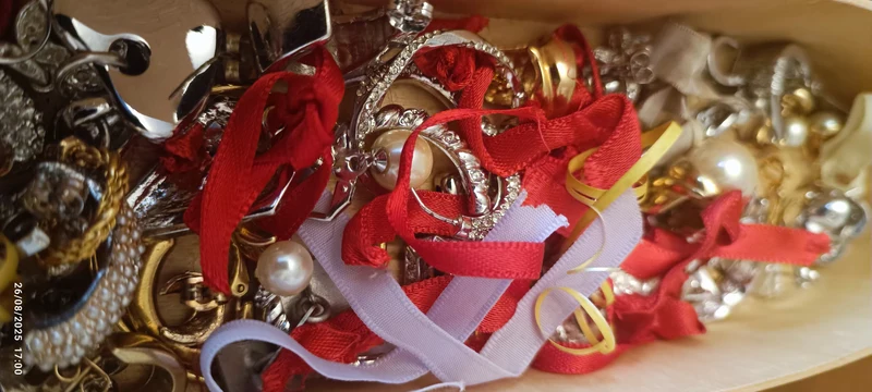 Stock di bijoux di rodio(anallergico)composto da orecchini spaiati e non, ciondoli, anelli e monili vari anche da assemblare. Tanto materiale per la creatività in scatola vintage. 500 g.