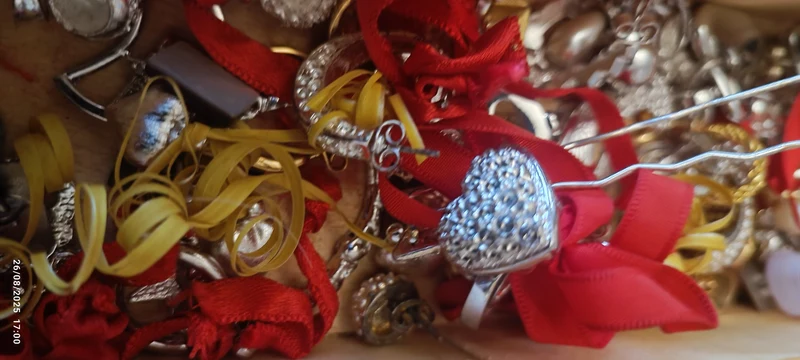 Stock di bijoux di rodio(anallergico)composto da orecchini spaiati e non, ciondoli, anelli e monili vari anche da assemblare. Tanto materiale per la creatività in scatola vintage. 500 g.