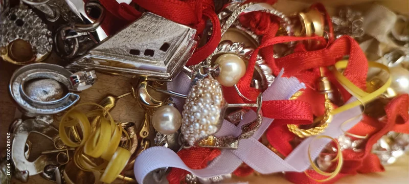 Stock di bijoux di rodio(anallergico)composto da orecchini spaiati e non, ciondoli, anelli e monili vari anche da assemblare. Tanto materiale per la creatività in scatola vintage. 500 g.