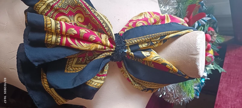 Foulard in seta pura, anni settanta, fantasia in foto, con ferma foulard in paillettes. 150g.