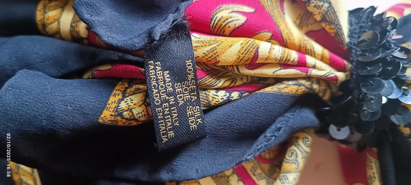 Foulard in seta pura, anni settanta, fantasia in foto, con ferma foulard in paillettes. 150g.