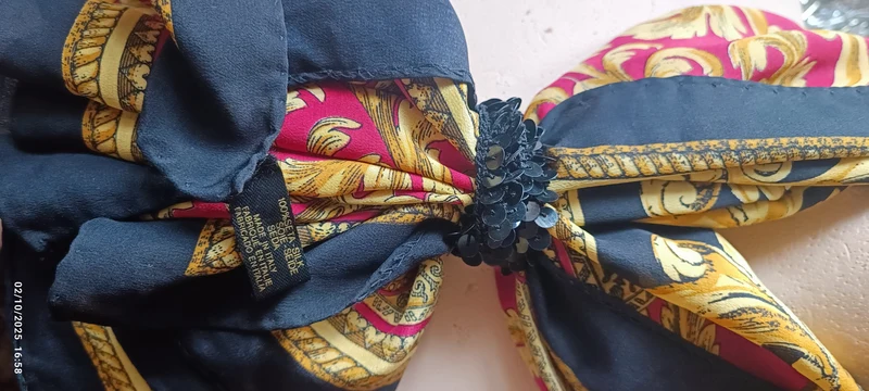 Foulard in seta pura, anni settanta, fantasia in foto, con ferma foulard in paillettes. 150g.