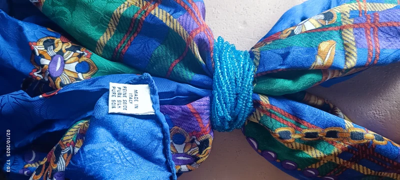 Foulard in seta pura, anni settanta, con ferma foulard in perline. Fantasia in foto. 150g.