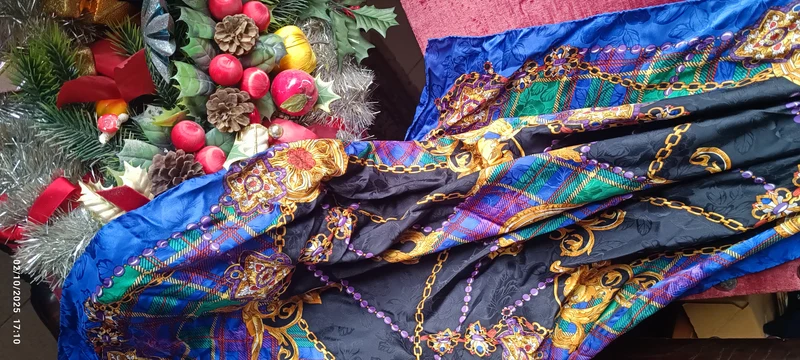 Foulard in seta pura, anni settanta, con ferma foulard in perline. Fantasia in foto. 150g.