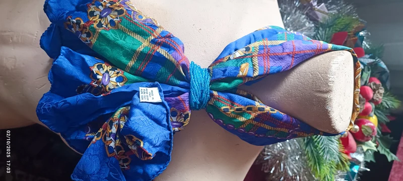 Foulard in seta pura, anni settanta, con ferma foulard in perline. Fantasia in foto. 150g.