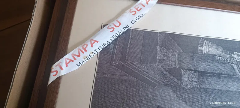 Stampa su seta Manifattura Segalini, incorniciata anni sessanta. Misure cm 40 x cm 35. Cornice in legno con vetro. 800g.