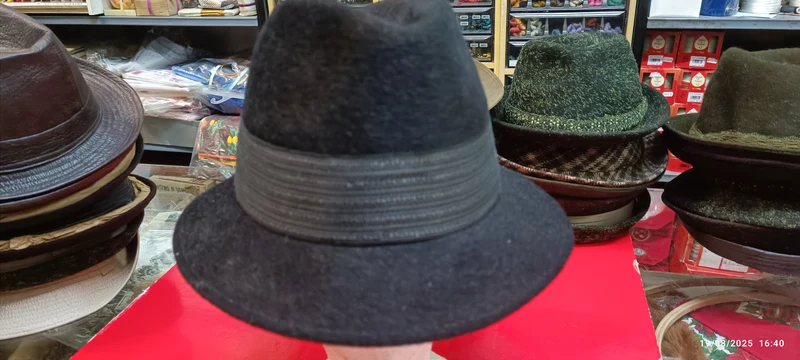 Elegante cappello della Ditta Cerizza Monza, nero, taglia 58. 250 g.