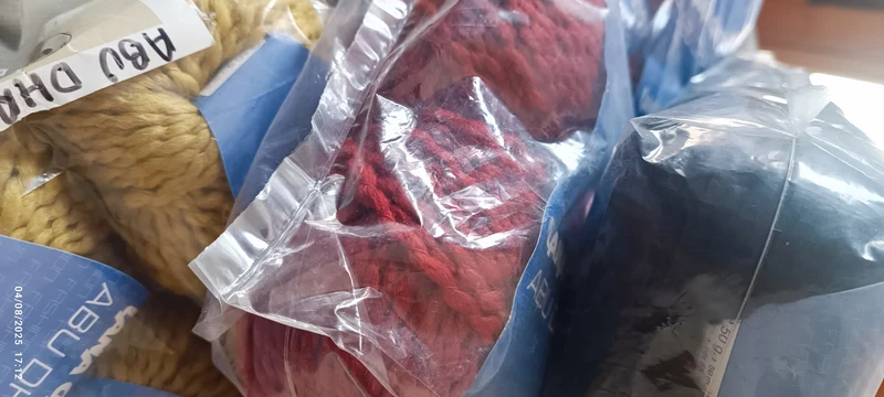 Offerta Super! Tre confezioni di Lana Gatto Abu Dhabi, misto lana moda per realizzare capi glamour. Colori nero, senape e rosso bordeaux. 1,5kg.