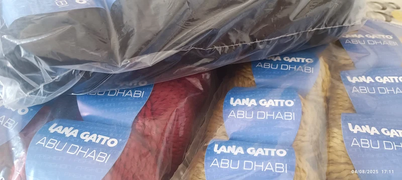 Offerta Super! Tre confezioni di Lana Gatto Abu Dhabi, misto lana moda per realizzare capi glamour. Colori nero, senape e rosso bordeaux. 1,5kg.