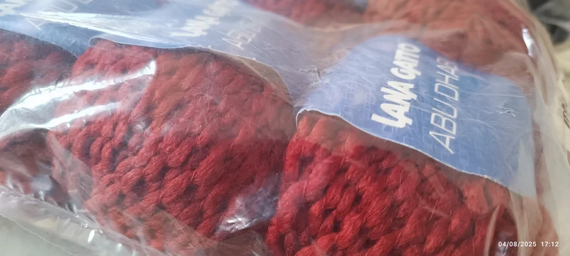 Offerta Super! Tre confezioni di Lana Gatto Abu Dhabi, misto lana moda per realizzare capi glamour. Colori nero, senape e rosso bordeaux. 1,5kg.