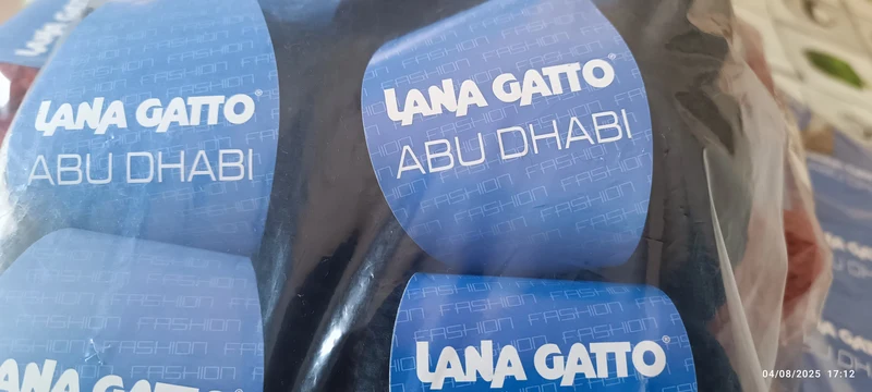 Offerta Super! Tre confezioni di Lana Gatto Abu Dhabi, misto lana moda per realizzare capi glamour. Colori nero, senape e rosso bordeaux. 1,5kg.