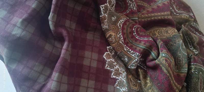 Foulard in morbido tessuto di lana, stampato a fantasia, cm 135 x cm 135. 300g.