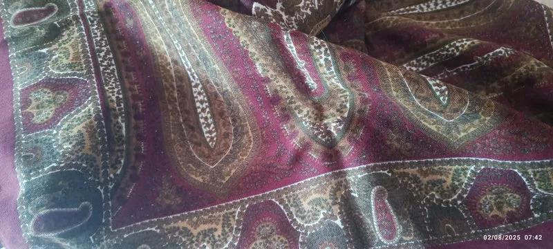 Foulard in morbido tessuto di lana, stampato a fantasia, cm 135 x cm 135. 300g.