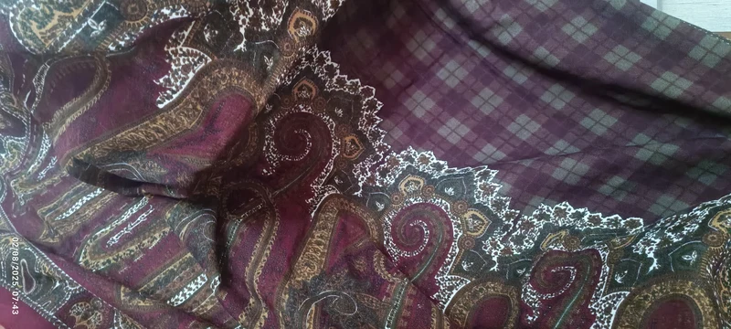 Foulard in morbido tessuto di lana, stampato a fantasia, cm 135 x cm 135. 300g.