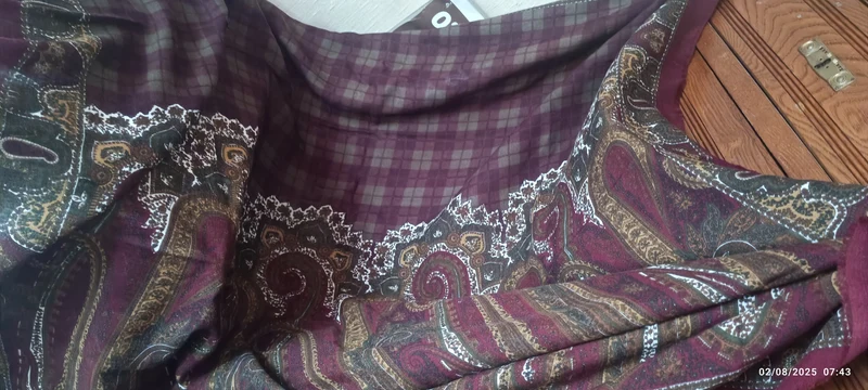Foulard in morbido tessuto di lana, stampato a fantasia, cm 135 x cm 135. 300g.