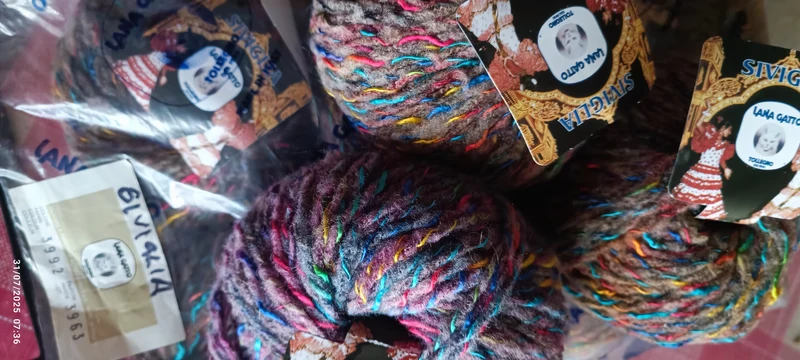 Filato moda fantasia Lana Gatto Siviglia per una maglia glamour, 13 gomitoli, misto lana. 650g.