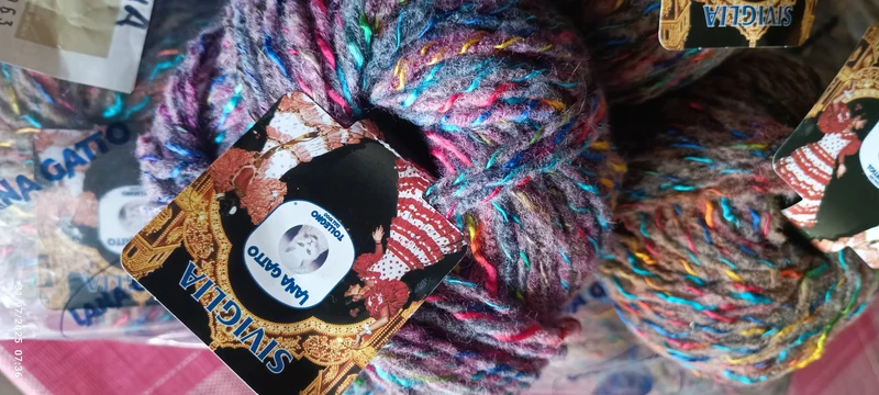 Filato moda fantasia Lana Gatto Siviglia per una maglia glamour, 13 gomitoli, misto lana. 650g.