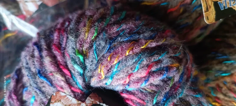 Filato moda fantasia Lana Gatto Siviglia per una maglia glamour, 13 gomitoli, misto lana. 650g.