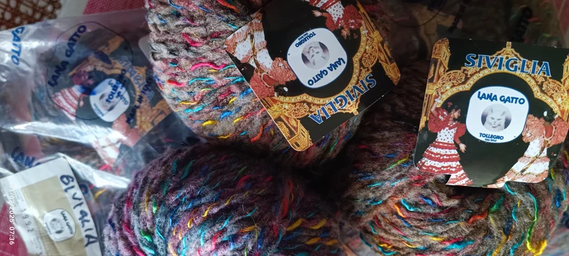 Filato moda fantasia Lana Gatto Siviglia per una maglia glamour, 13 gomitoli, misto lana. 650g.