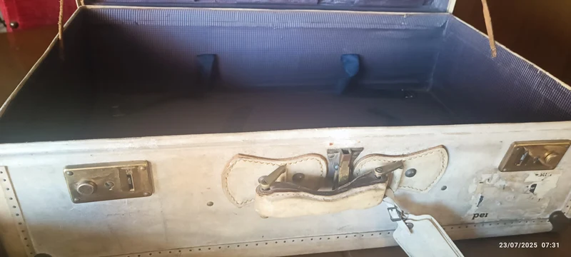 Articolo Vintage. Valigia di cuoio anni quaranta/cinquanta, misure 44cm x24 cmx 70 cm., chiusure funzionanti, interno molto ben conservato. 7 kg.