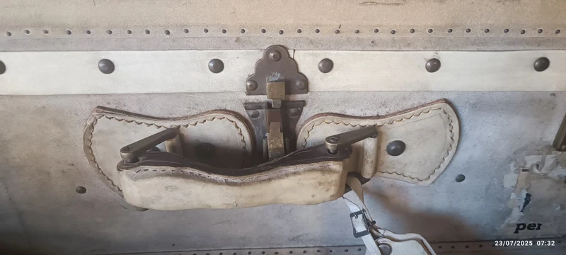 Articolo Vintage. Valigia di cuoio anni quaranta/cinquanta, misure 44cm x24 cmx 70 cm., chiusure funzionanti, interno molto ben conservato. 7 kg.