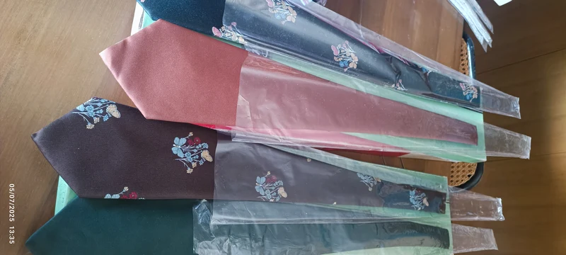 Quattro cravatte vintage originali, due fantasia e due in tinta unita, colori in foto. 350 g.