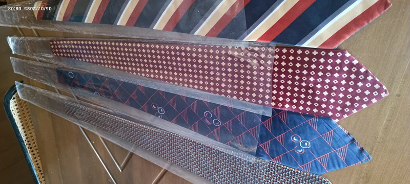Per collezionisti, quattro cravatte vintage originali. Fantasie in foto( lotto 4). 350 g.
