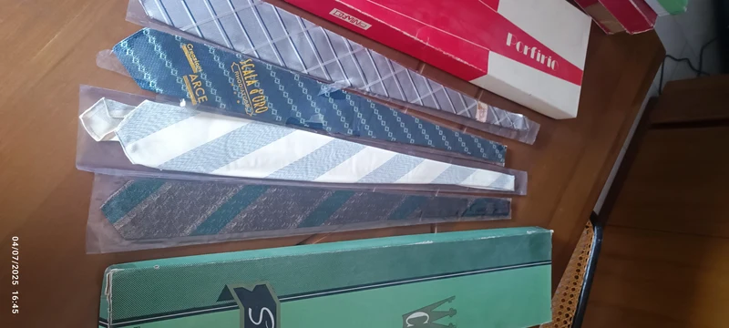 Quattro cravatte vintage per collezionisti. Articoli unici originali, colori in foto(lotto N1) 300g. €32,00.