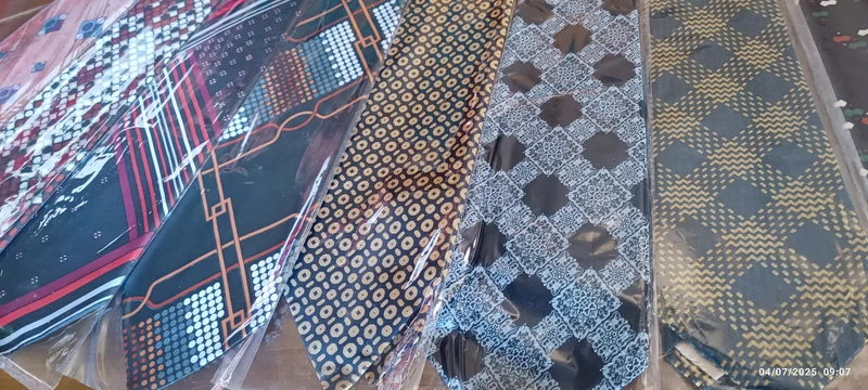 Per chi ama il vintage. Scatola con 16 cravatte vintage originali, fantasie in foto. 1,5 kg.