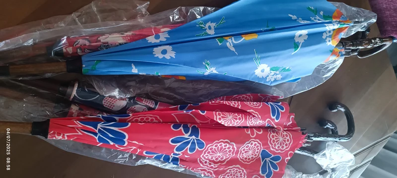 Stock di 25 ombrelli vintage bimbi, diverse fantasie. Può essere utilizzato anche come parasole. 7,5 kg.