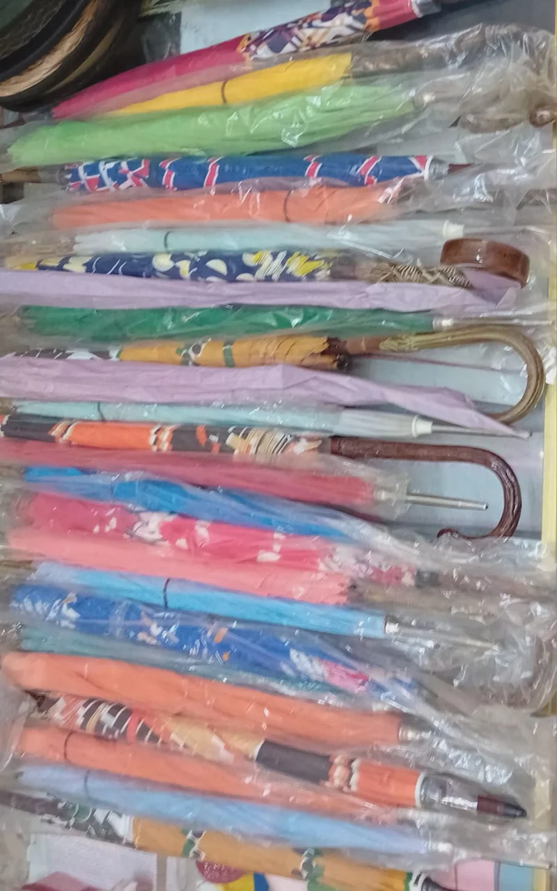 Stock di 25 ombrelli vintage bimbi, diverse fantasie. Può essere utilizzato anche come parasole. 7,5 kg.